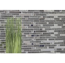 Mosaikfliesenwand mit Glas- und Steinoptik sowie Dekoration