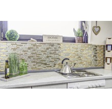 Küchenszene mit Mosaikfliesen, Herd und dekorativen Elementen