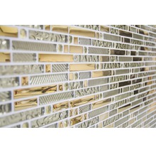 Nahaufnahme von Mosaikfliesen mit rechteckigen Glasstücken