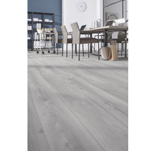 Heller Laminatboden in einem Büro mit Besprechungstisch und Büromöbeln