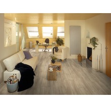 Helles Wohnzimmer mit Laminatboden, Sofa, Sessel und Schreibtisch