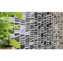 Detailaufnahme einer Mosaikfliese mit geometrischen Formen