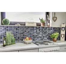 Küchenszene mit Mosaikfliesen, Dekoration und Kochfeld