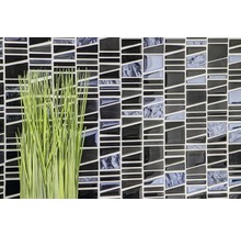 Mosaikfliesen in Schwarz und Grau mit einer grünen Dekoration.