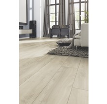 Wohnzimmer mit hellem Laminatboden, Sofa, Teppich und Fenstern