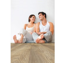 Helles Laminat im Wohnraum mit Paar