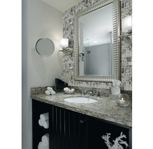 Badezimmer mit Spiegel, Waschbecken, Waschtisch und Mosaikfliesen