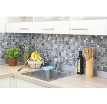 Helle Küche mit Mosaikfliesen, Spüle aus Edelstahl und frischen Zutaten.