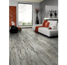 Wohnzimmer mit Holzboden in grauer Optik und weißem Sofa