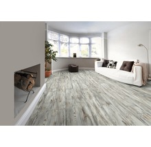 Wohnzimmer mit hellem Holzboden, Sofa und Kaminholz