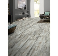 Wohnzimmer mit hellem Holzboden, Regal und Sofa