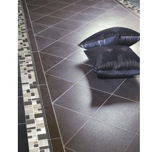 Badezimmerboden mit quadratischen, dunklen Fliesen und Mosaikfliesenbordüre