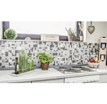 Küchenszene mit Mosaikfliesenwand, Kochfeld und dekorativen Elementen