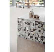 Detailansicht eines Badezimmers mit Mosaikfliesen