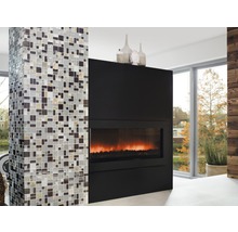 Modernes Wohnzimmer mit Mosaikfliesen-Säule und elektrischem Kamin