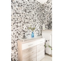 Szene mit Mosaikwand, Kommode, Vase und Dekorationsgegenständen