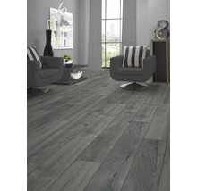 Wohnzimmer mit Laminatboden in Holzoptik, Sesseln und Dekoration