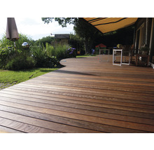 Holzterrasse im Garten mit Gartenmöbeln und Pflanzen