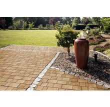 Garten mit Pflastersteinen, Zierbrunnen und Rasenfläche