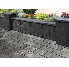 Gartenmauer aus Betonsteinen mit Pflastersteinen im Garten