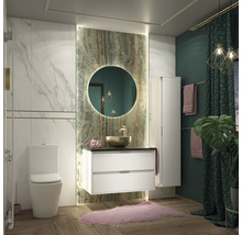 Modernes Badezimmer mit Toilette, Waschtischunterschrank, Spiegel und Handtuchhalter