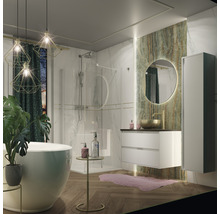 Badezimmer mit Badewanne, Dusche, Waschtisch, Spiegel und Schrank für ein stilvolles Ambiente.