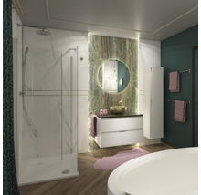 Badezimmer mit Dusche, Waschtisch, Spiegel und Handtuchhalter für eine stilvolle Einrichtung