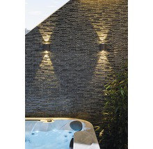 Zwei Aussenleuchten an einer Steinwand neben einem Whirlpool