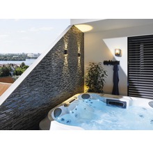 Balkon mit Whirlpool, Wandleuchten und Steinwandgestaltung