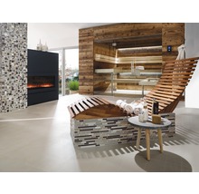 Heller Wellnessbereich mit Sauna, Liege, Kamin und Mosaikwand