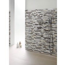 Badezimmer mit Mosaikfliesenwand und Duscharmatur