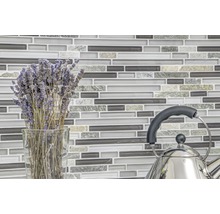 Mosaikfliesenwand mit Lavendelstrauß in Vase und Teekessel