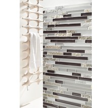Mosaikwand mit Handtuchhalter im Badezimmer