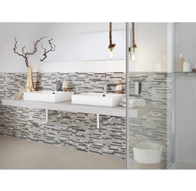 Badezimmer mit Doppelwaschtisch, Mosaikwand und Dusche