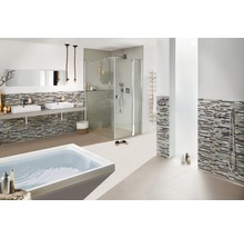 Helles Badezimmer mit Badewanne, Dusche und Waschbecken