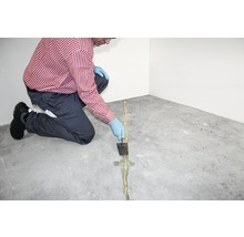 Handwerker verschließt eine Fuge mit Dichtstoff und Spachtel