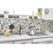 Küchenszene mit Mosaikfliesen, Messerblock, Kochfeld und dekorativen Elementen