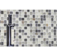 Mosaikfliesenwand mit einer Flasche Balsamico Essig