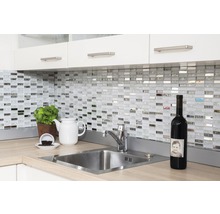 Küchenspüle mit Armatur, Mosaikfliesen, Küchenutensilien und Weinflasche