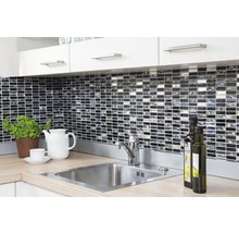 Küchenszene mit Spüle und Mosaikfliesen