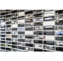 Mosaikfliesen mit rechteckigen schwarzen, weißen und Musterelementen