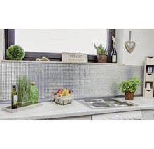 Küchenszene mit Mosaikfliesen als Spritzschutz und Dekorationen