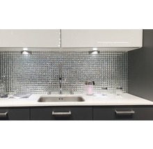 Küchenspüle mit Armatur und Mosaikfliesen-Wand