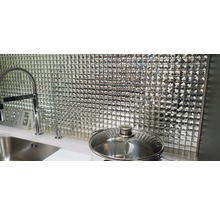 Küchenspüle mit Armatur und Mosaikfliesenwand