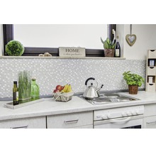 Küchenszene mit Mosaikfliesen, Dekorationen, Obst und Herd