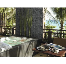 Badezimmer mit Mosaikwand, Badewanne und Tisch auf einer Terrasse mit Meerblick