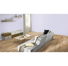 Wohnzimmer mit Sofa, Tisch, Regalen und Kommode in hellem Design