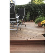 Terrasse mit Holzdeck, Gartenmöbeln und Bepflanzung