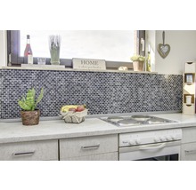 Küchenszene mit Mosaikfliesenwand, Kochfeld und Dekorationen