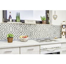 Küchenszene mit Mosaikfliesen, Arbeitsplatte und Elektroherd